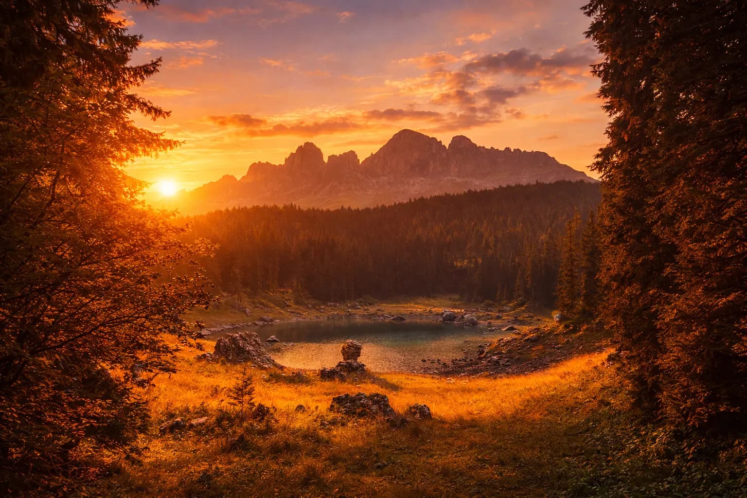 Lago di Carezza con riflesso del Latemar nelle Dolomiti