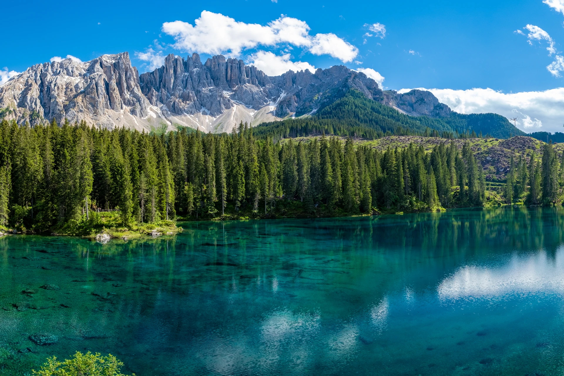 Lago di Carezza con riflesso del Latemar nelle Dolomiti
